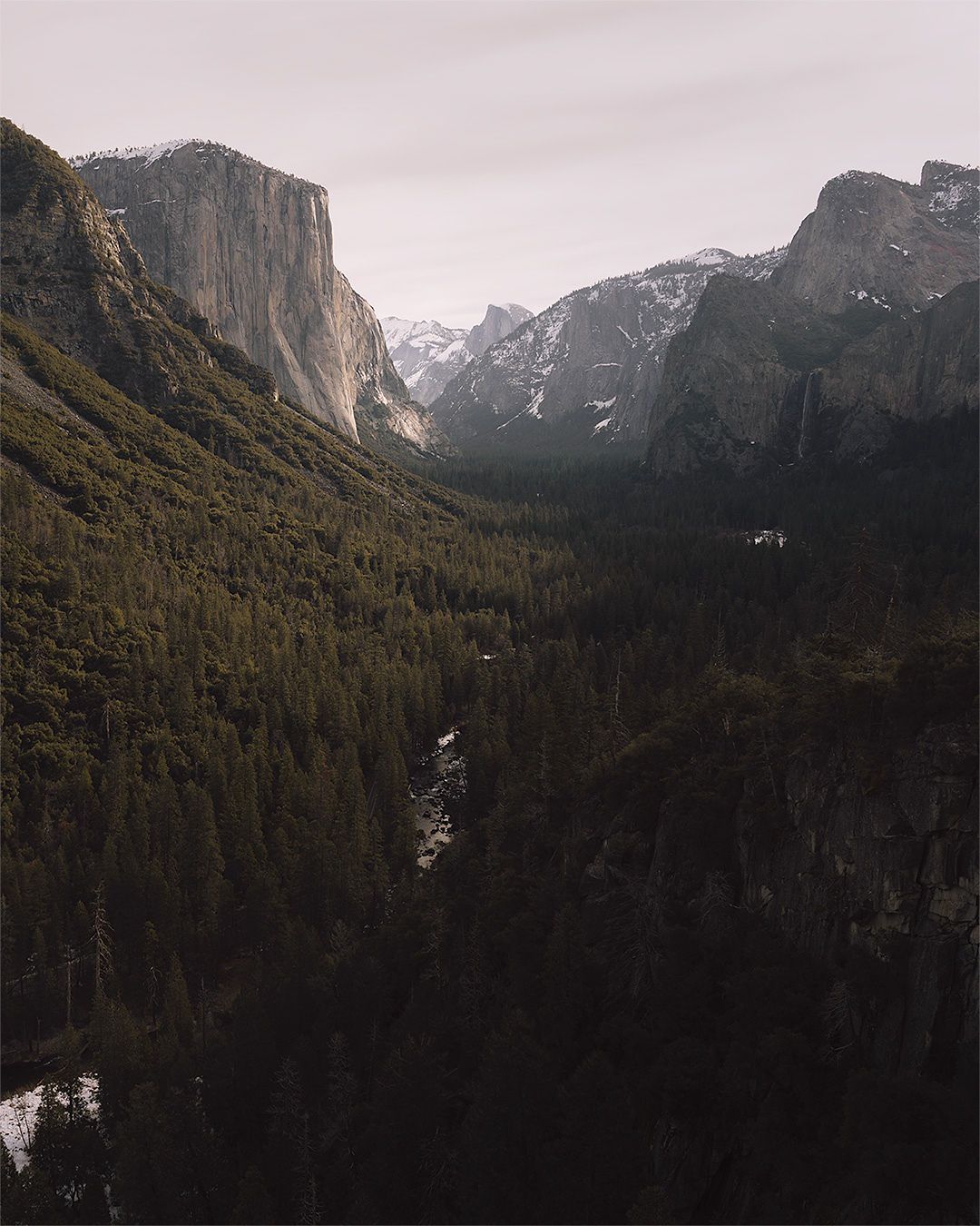 A scenic view of mountains and a valley in Yosemite National Park