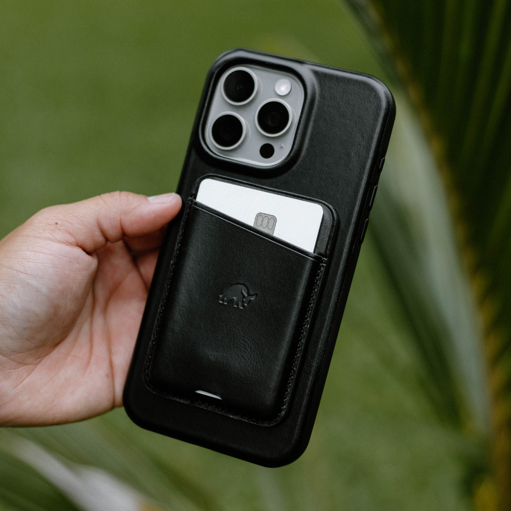 A person holding the Flex Case - BLACK EDITION with a card in the pocket.