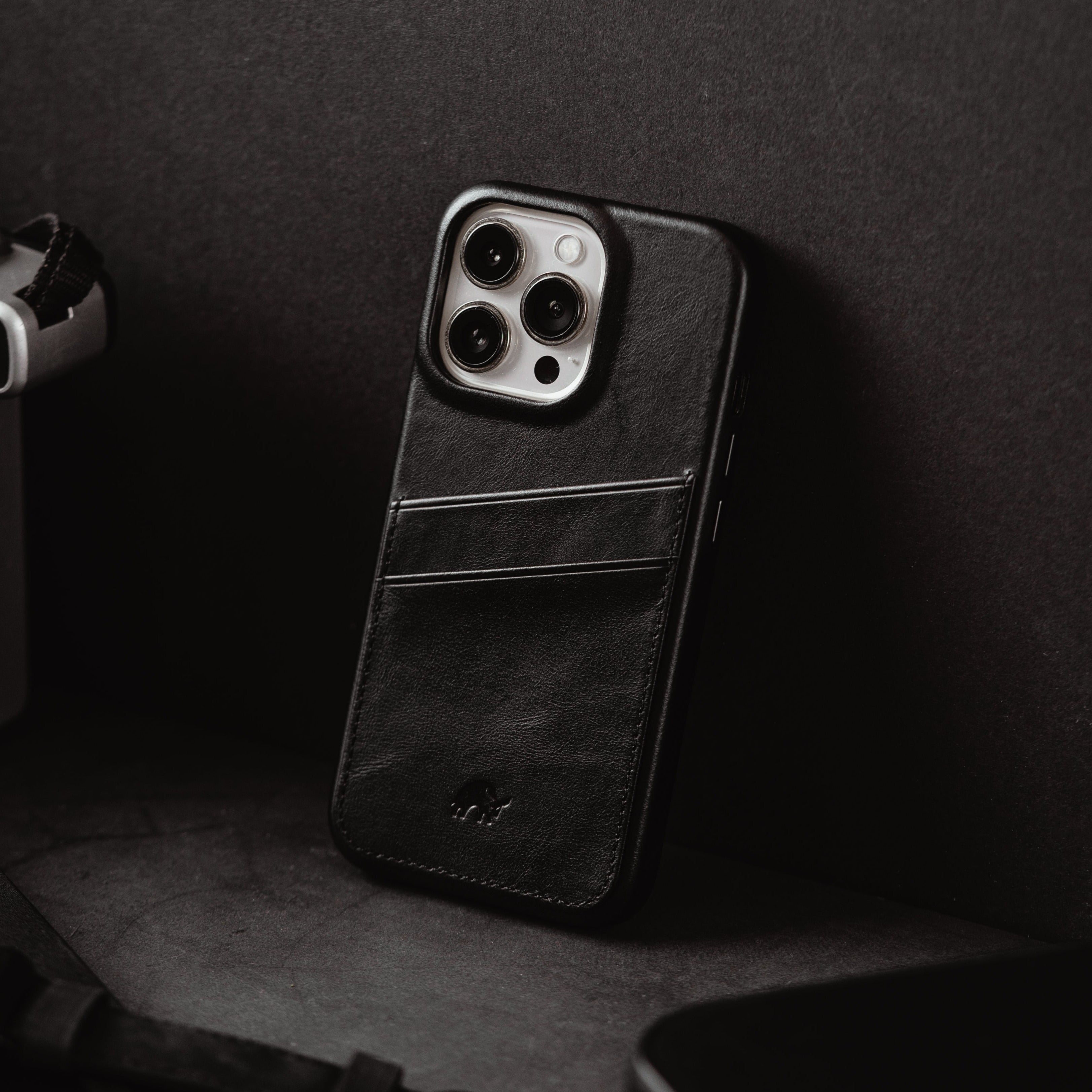 16 Plus - Without Camera Button | The Minimalist Portfolio Case - Black EDITION 16 Plus - Without Camera Button | The Minimalist Portfolio Case - Black EDITION