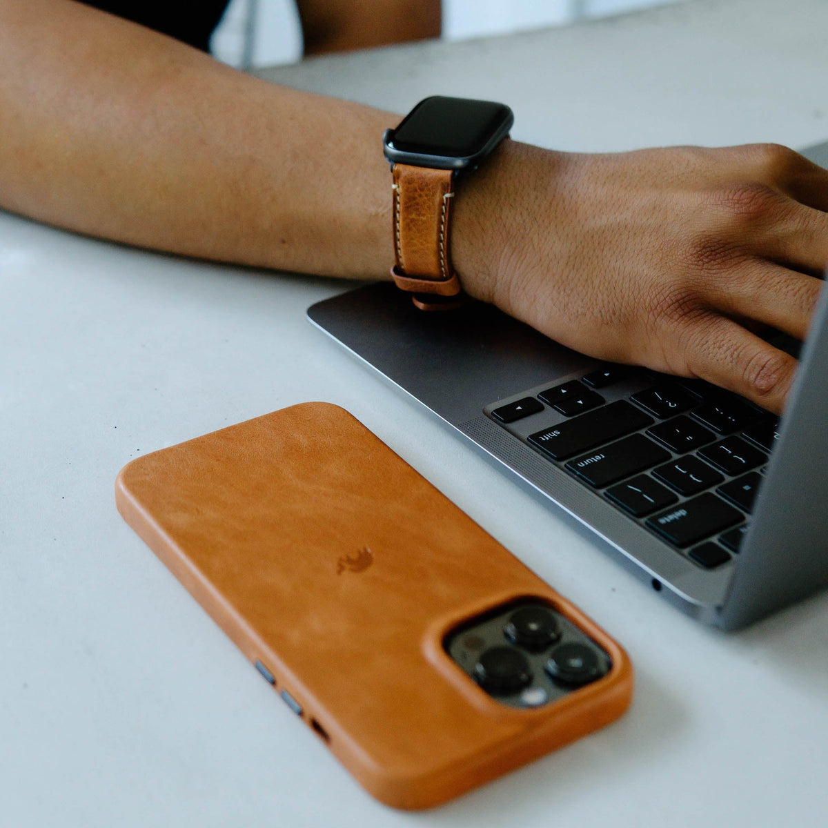 Premium Apple Watch Bands Leather iPhone Cases Bullstrap®