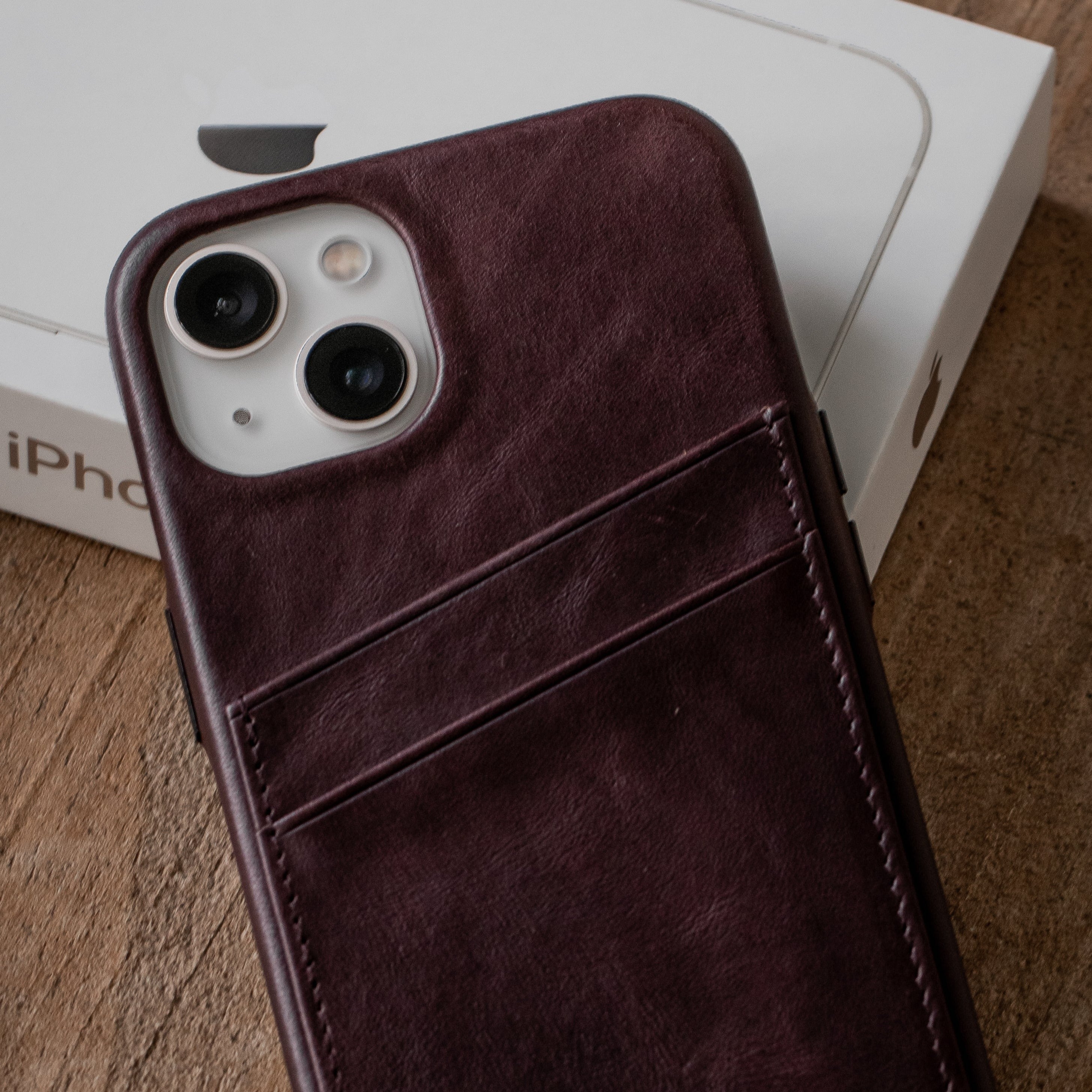 The Minimalist Portfolio Case in Bourbon color, showing card slots and camera cutout.
