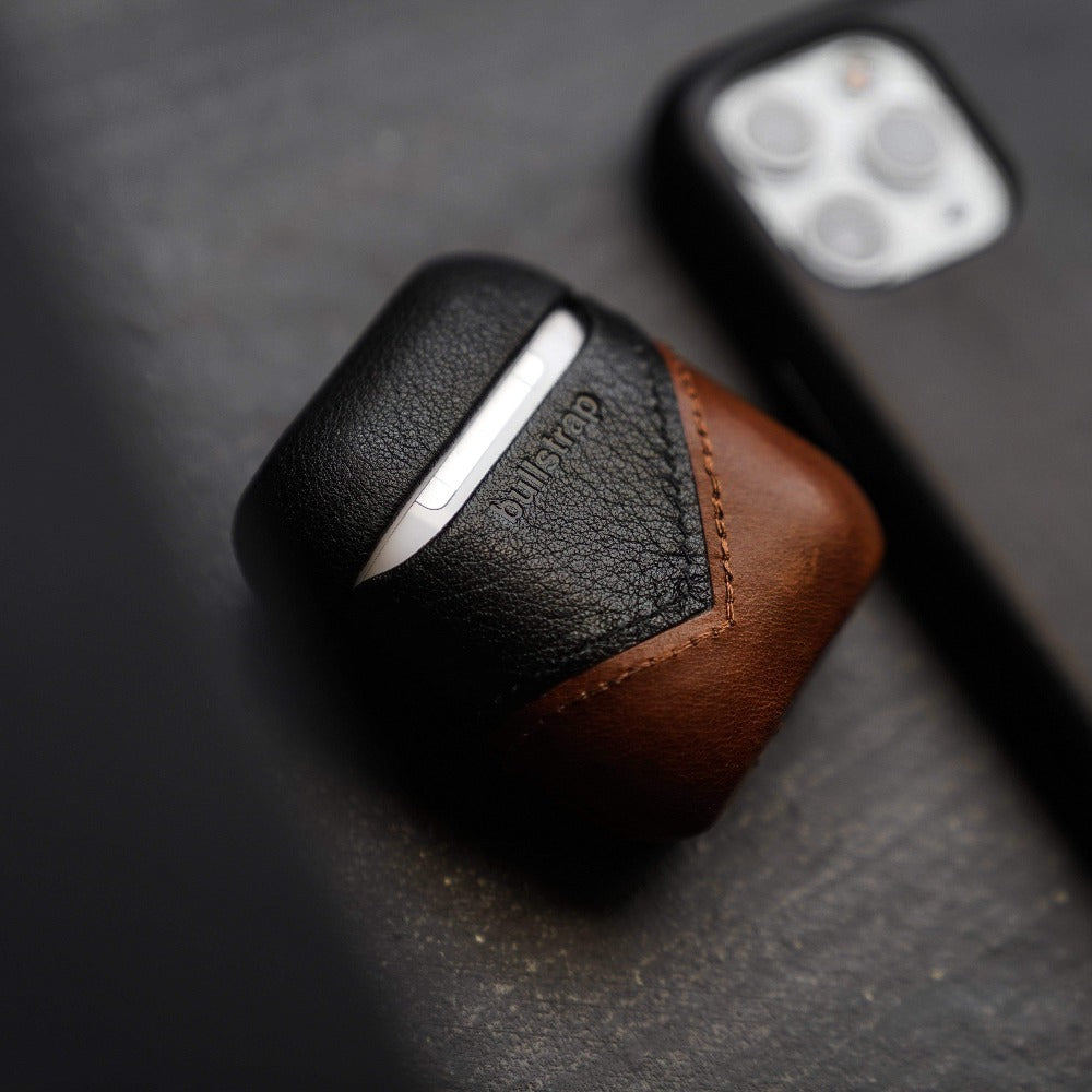 Two-tone black and brown leather AirPods case TERRA with embossed pullstrap logo