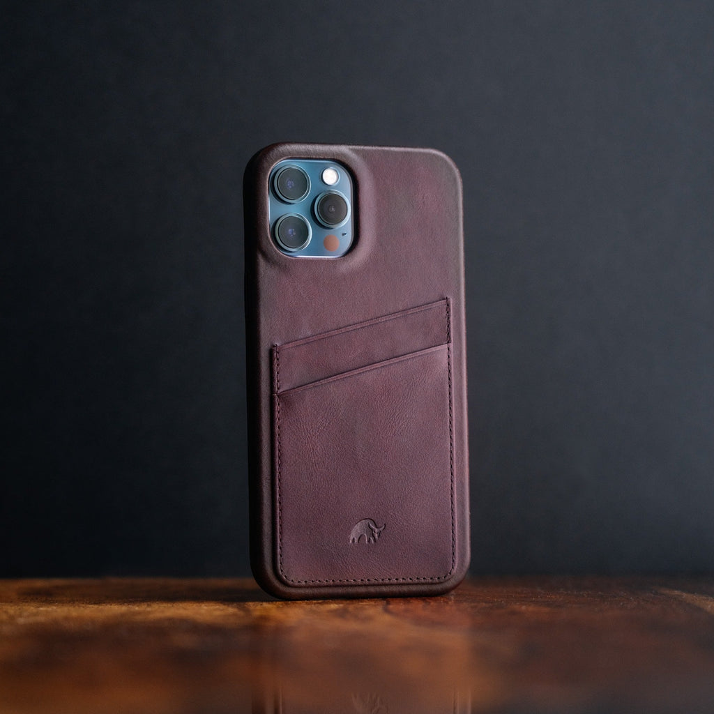 The Minimalist Portfolio Case in Bourbon color, featuring a card slot on the back.